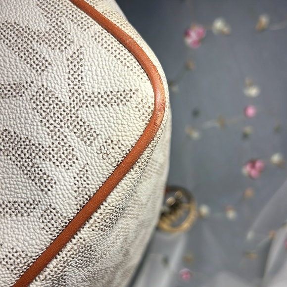 Michael Kors Frankie Bucket Bag - Picture 7 of 17